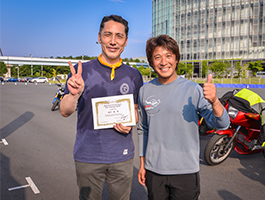 修了証を受け取る様子