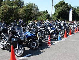 ぞくぞくと集まるバイクの画像