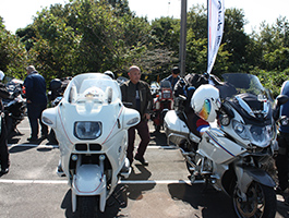 ぞくぞくと集まるバイクの画像